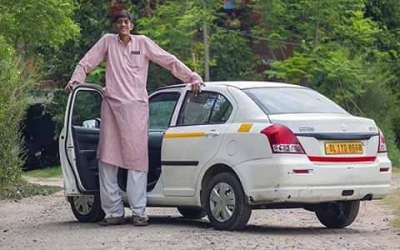 صور: أطول رجل بالهند يبلغ طوله 244 سم