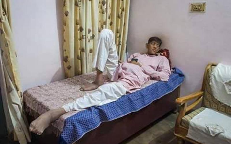 صور: أطول رجل بالهند يبلغ طوله 244 سم
