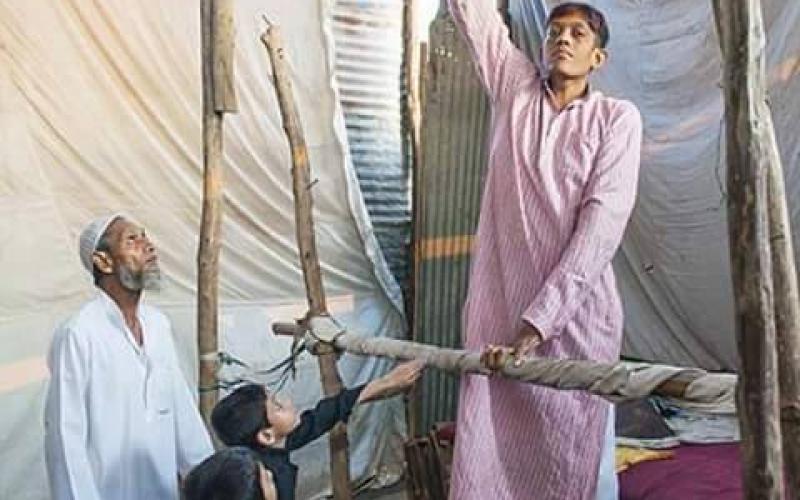 صور: أطول رجل بالهند يبلغ طوله 244 سم