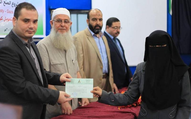 منح مالية للطلبة المدمرة بيوتهم بجامعة الأقصى