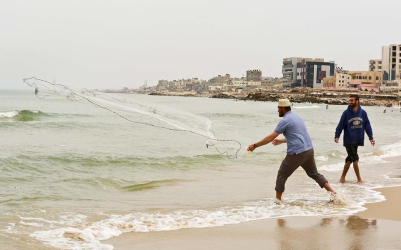صور: الصيد بغزة من هواية إلى مصدر رزق