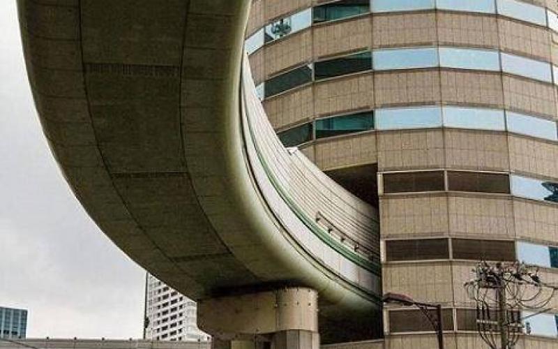 صور: طريق سريع يخترق برجًا في اليابان