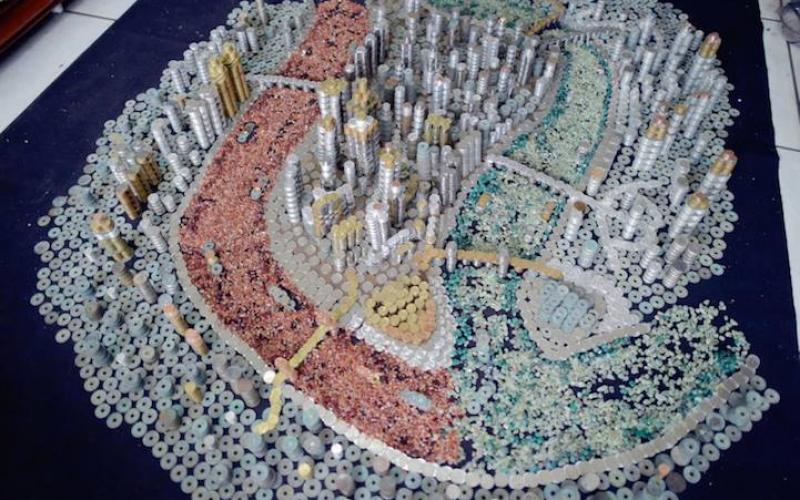 صور: صيني يبني مدينة بـ50 ألف قطعة نقدية