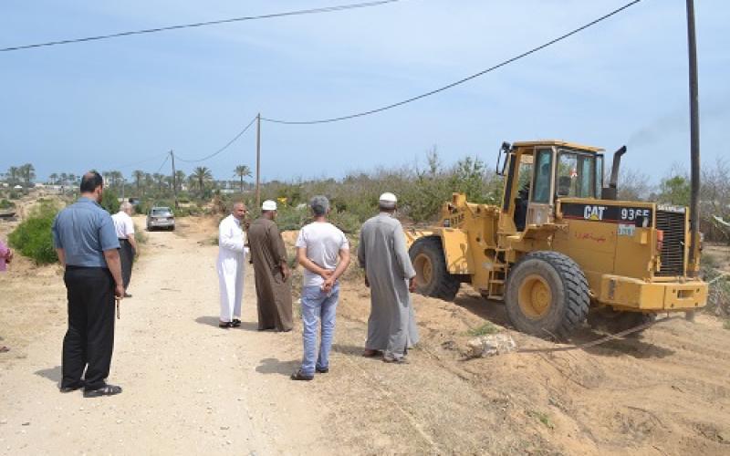بالصور: أعمال فتح شارع البحر في القرارة