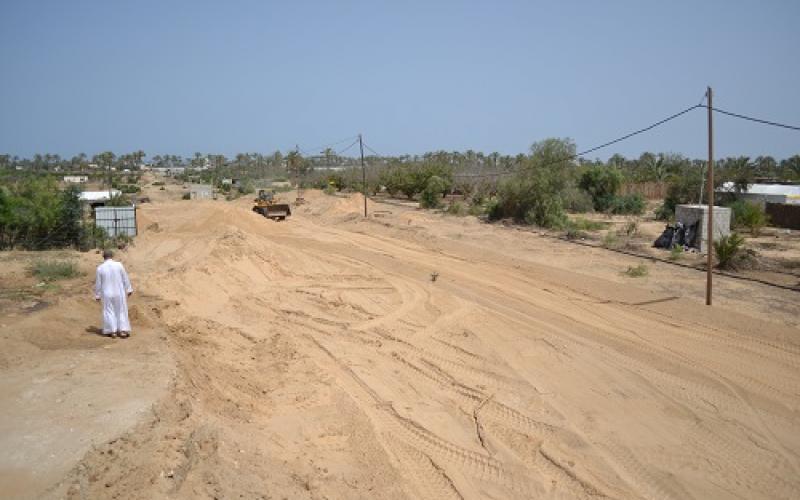 بالصور: أعمال فتح شارع البحر في القرارة
