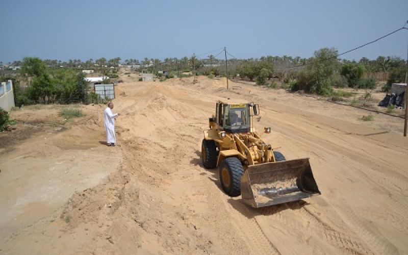 بالصور: أعمال فتح شارع البحر في القرارة