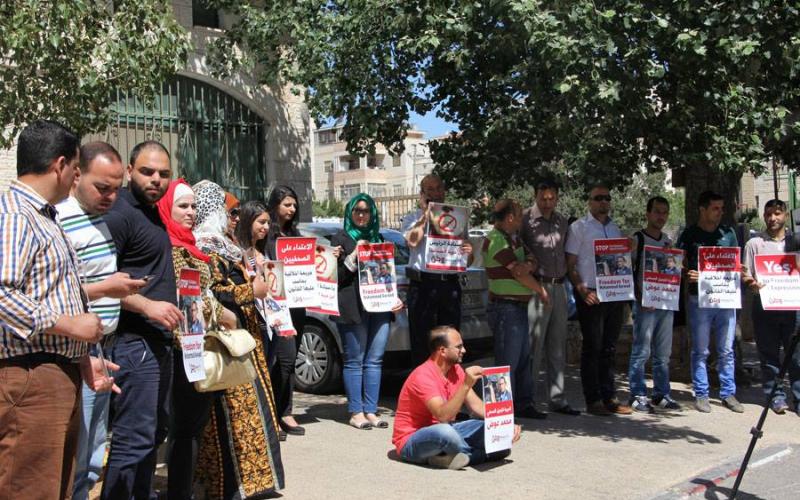 صور: وقفة مع المعتقل السياسي "عوض"