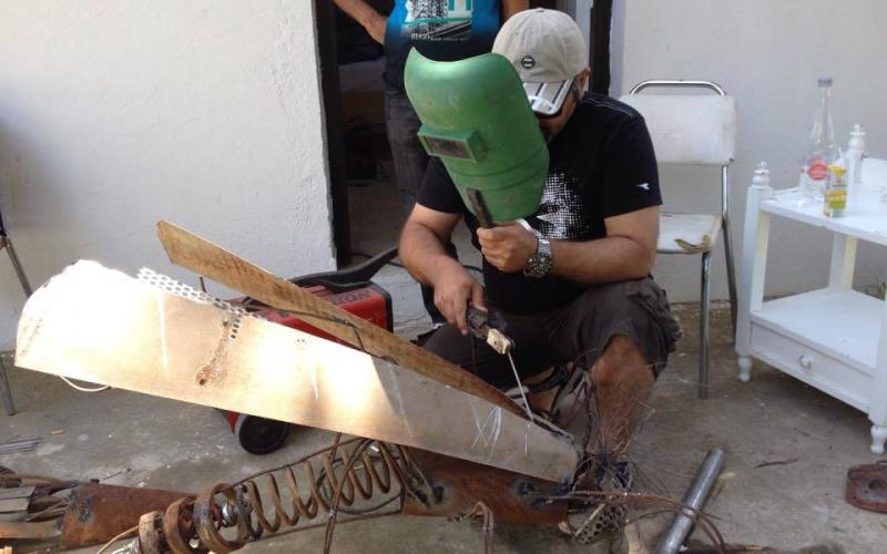 صور: فنان غزي يجسد البعوضة بحديد الخردة