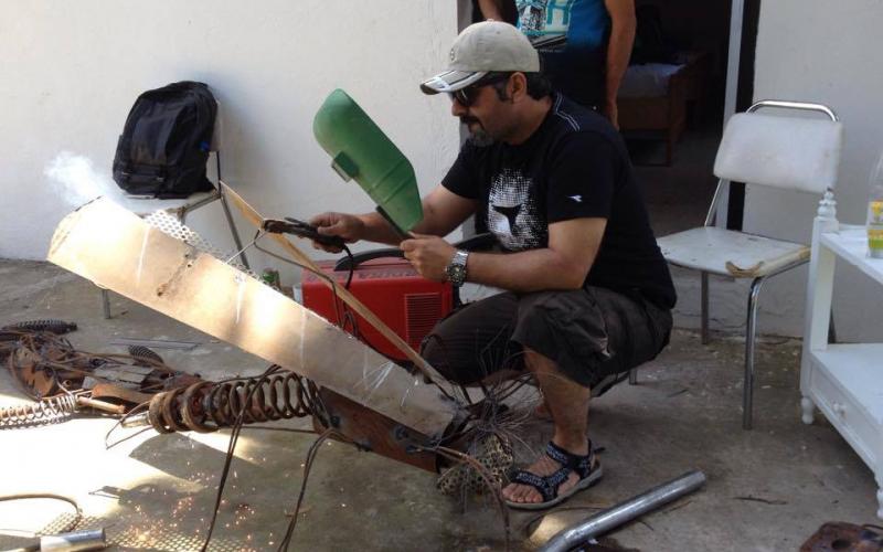 صور: فنان غزي يجسد البعوضة بحديد الخردة