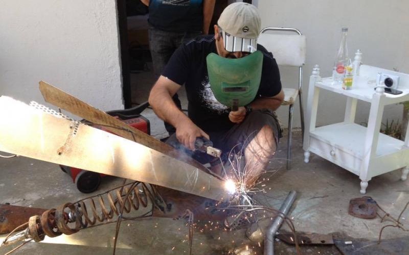 صور: فنان غزي يجسد البعوضة بحديد الخردة