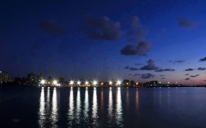 صور: مراكب الصيادين الغزيين ليلاً