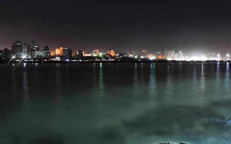 صور: مراكب الصيادين الغزيين ليلاً