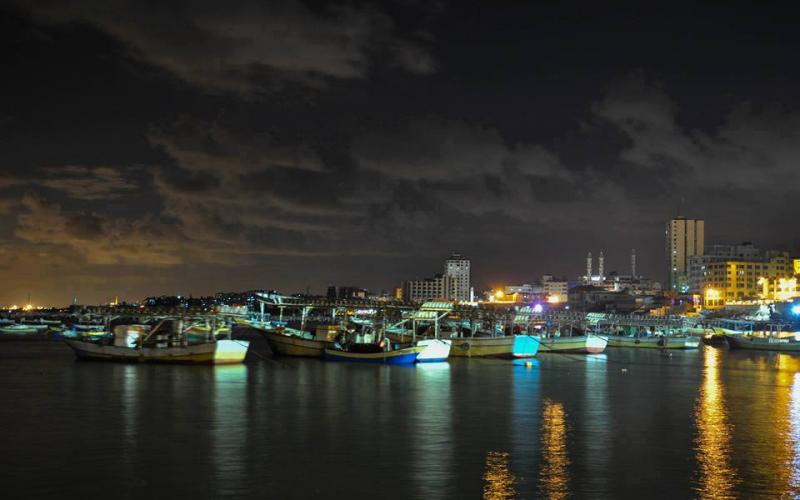 صور: مراكب الصيادين الغزيين ليلاً