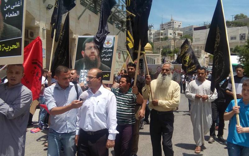 صور: مسيرة تضامنا مع الأسير عدنان بالخليل