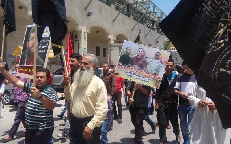 صور: مسيرة تضامنا مع الأسير عدنان بالخليل