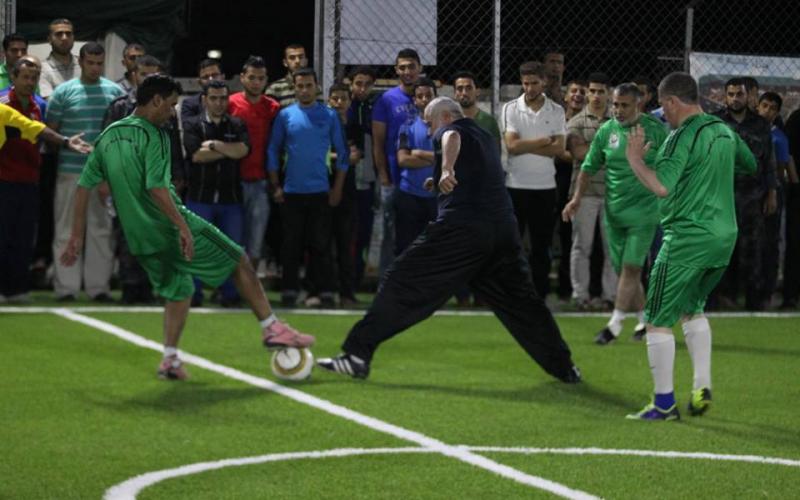 صور: هنية يلعب كرة القدم