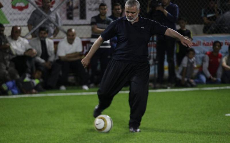 صور: هنية يلعب كرة القدم