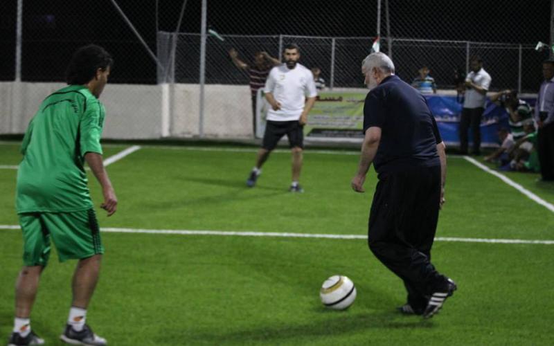 صور: هنية يلعب كرة القدم