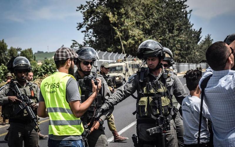 صور: شبان يحتجون على مصادرة "بيت البركة"