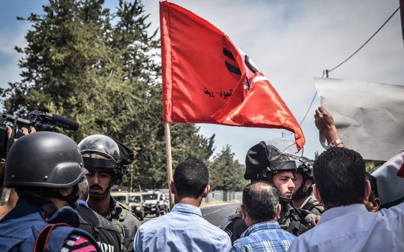 صور: شبان يحتجون على مصادرة "بيت البركة"
