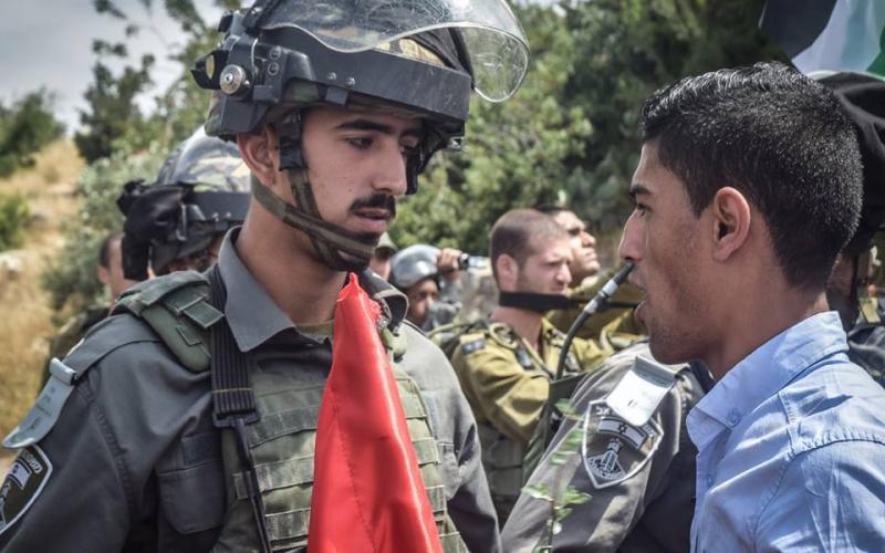 صور: شبان يحتجون على مصادرة "بيت البركة"