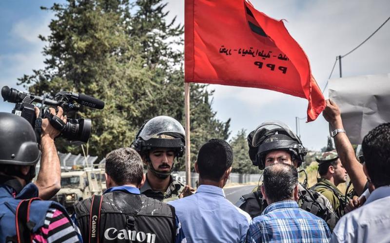 صور: شبان يحتجون على مصادرة "بيت البركة"