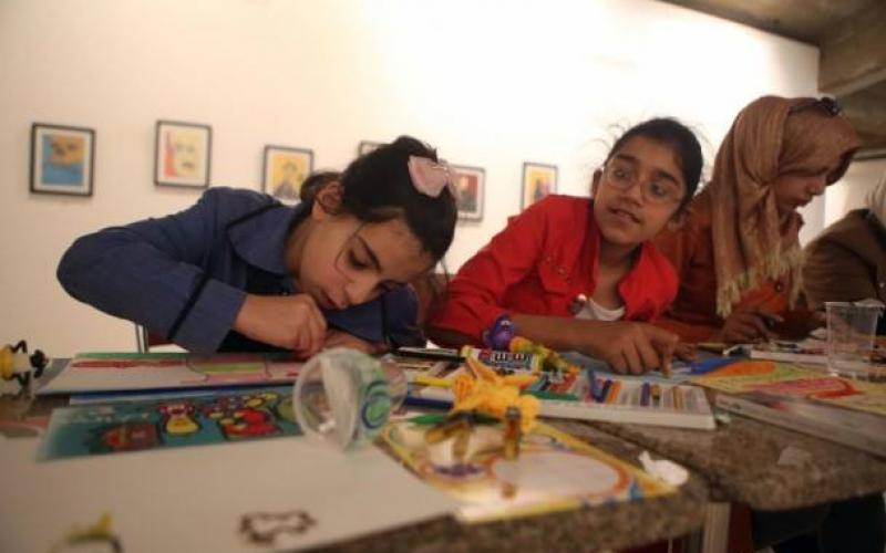 صور: مكفوفون يرسمون ببصيرتهم بالأردن