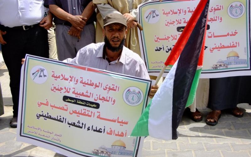 بالصور: وقفة لرفض تقليص خدمات الوكالة بالوسطى