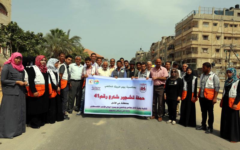 صور: تشجير شارع القسام بحي الأمل