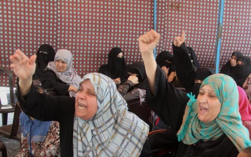 بالصور: من جديد.. الأيتام يغلقون بنك "فلسطين"