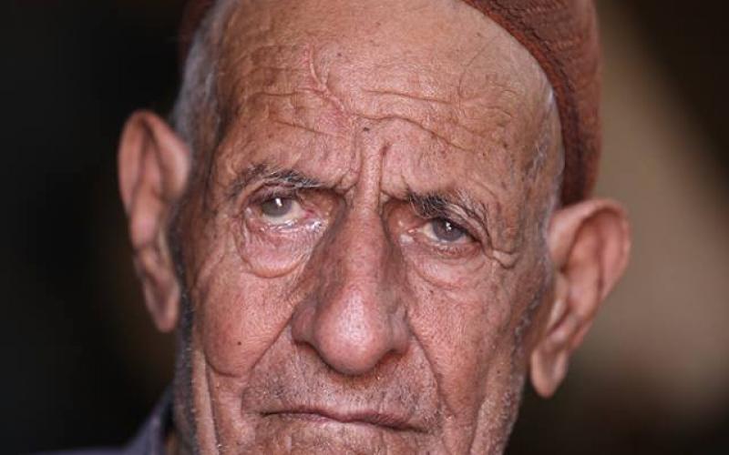 صور: مسن يسكن بكهف بأرضه المهددة بالمصادرة