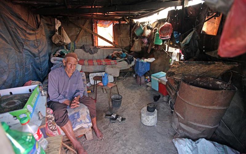 صور: مسن يسكن بكهف بأرضه المهددة بالمصادرة