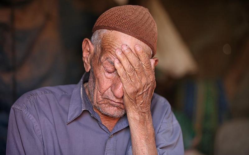 صور: مسن يسكن بكهف بأرضه المهددة بالمصادرة