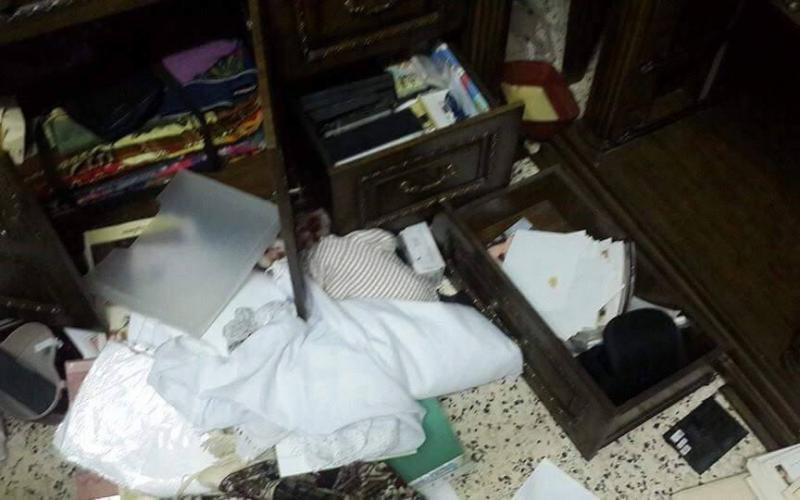 بالصور: الاحتلال يقتحم ويسرق منزل أسير فلسطيني