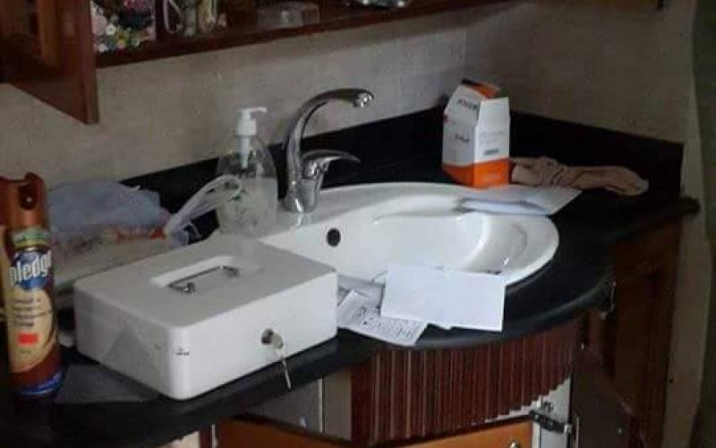 بالصور: الاحتلال يقتحم ويسرق منزل أسير فلسطيني
