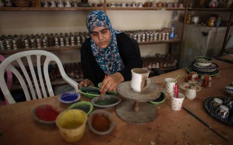 صور:سيدة تصنع تحف السيراميك والفسيفساء
