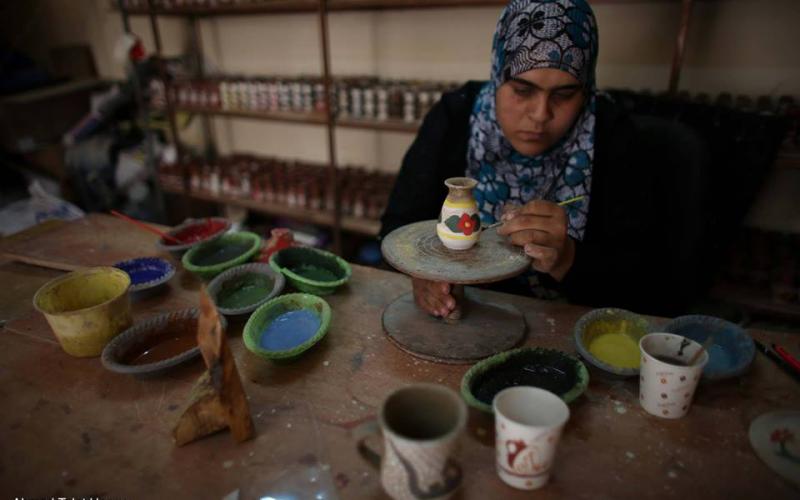 صور:سيدة تصنع تحف السيراميك والفسيفساء