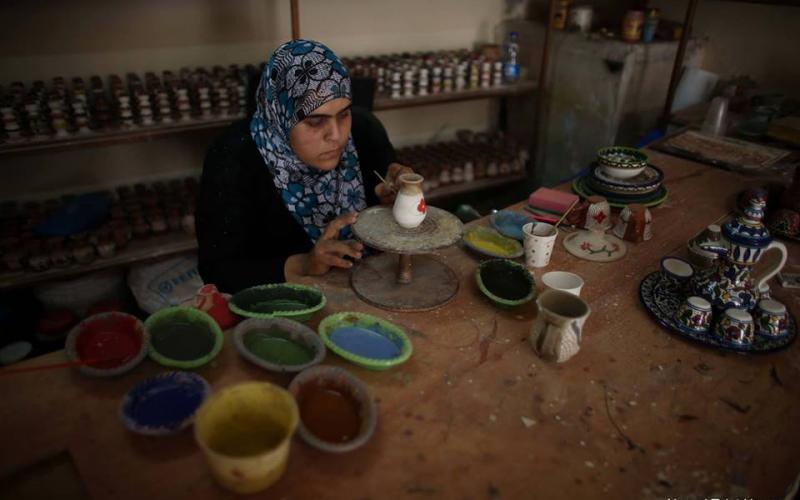 صور:سيدة تصنع تحف السيراميك والفسيفساء