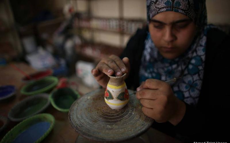 صور:سيدة تصنع تحف السيراميك والفسيفساء