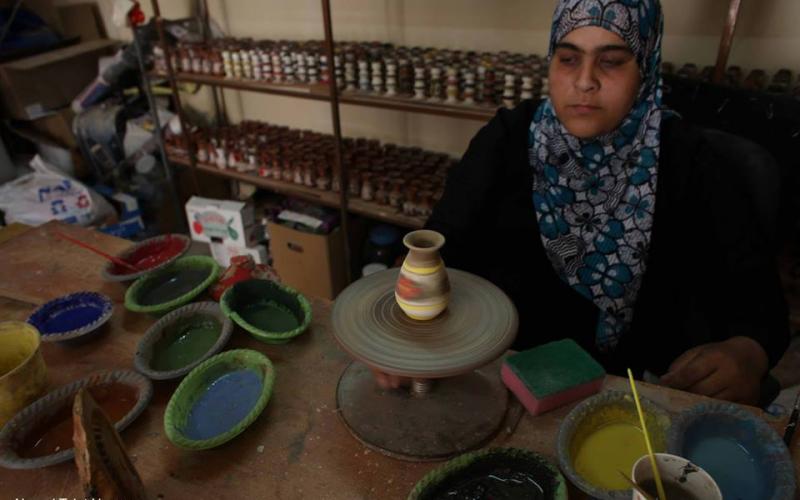 صور:سيدة تصنع تحف السيراميك والفسيفساء