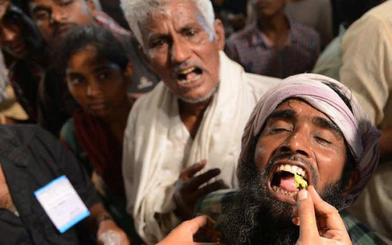صور: بلع السمك حيا لعلاج الربو ومشاكل التنفس