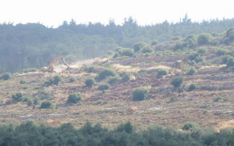 صور:الاحتلال يجرّف أراضٍ زراعية بـ"فوكين"