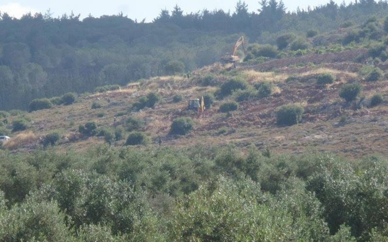 صور:الاحتلال يجرّف أراضٍ زراعية بـ"فوكين"