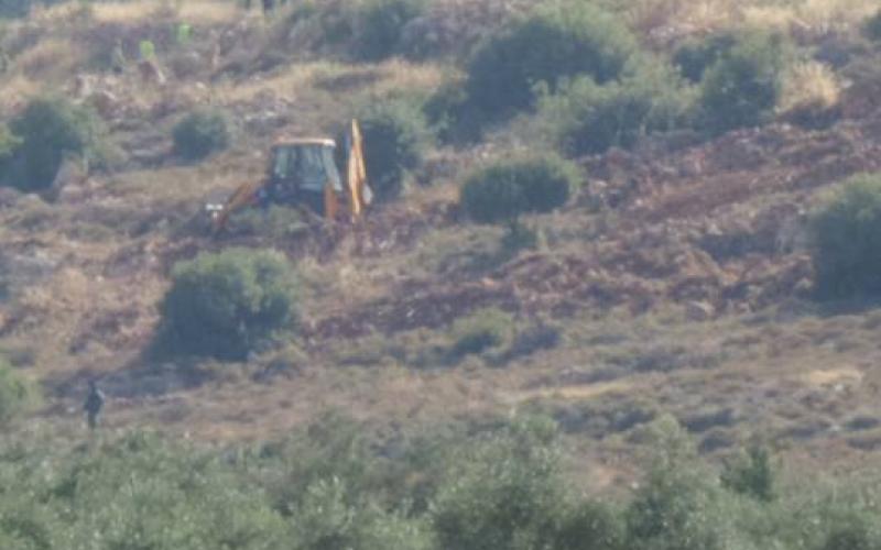صور:الاحتلال يجرّف أراضٍ زراعية بـ"فوكين"