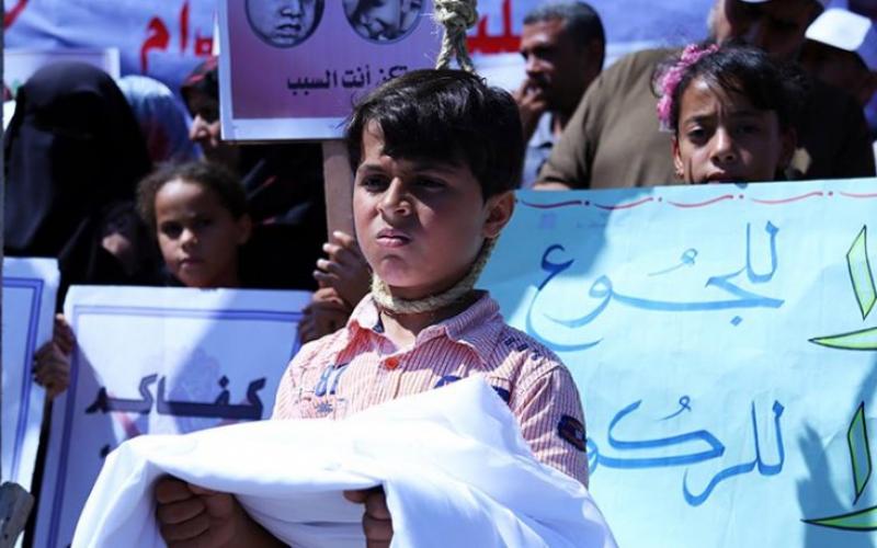 صور: فقراء وأيتام غزة يعلقون المشانق أمام بنك فلسطين