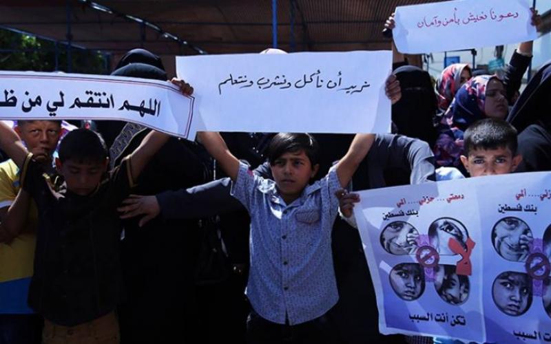 صور: فقراء وأيتام غزة يعلقون المشانق أمام بنك فلسطين