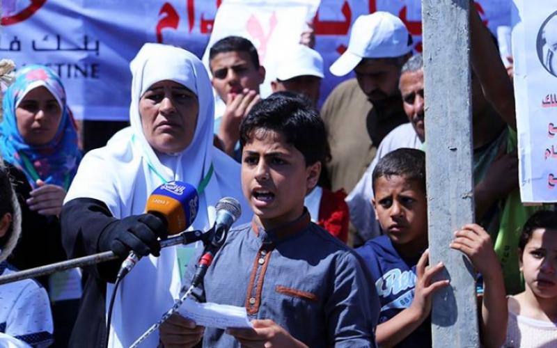 صور: فقراء وأيتام غزة يعلقون المشانق أمام بنك فلسطين