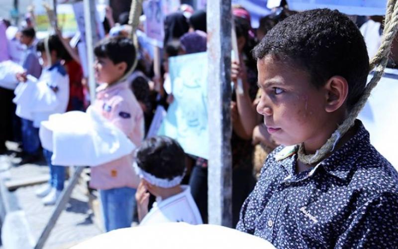 صور: فقراء وأيتام غزة يعلقون المشانق أمام بنك فلسطين