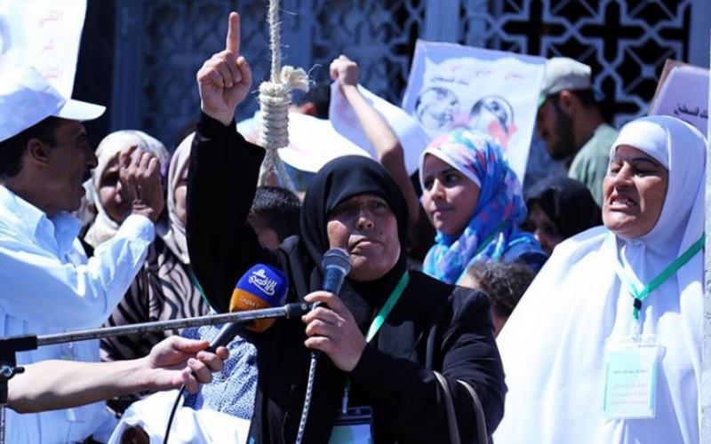 صور: فقراء وأيتام غزة يعلقون المشانق أمام بنك فلسطين