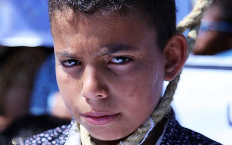 صور: فقراء وأيتام غزة يعلقون المشانق أمام بنك فلسطين